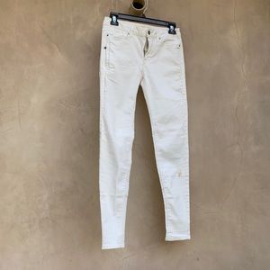 Cute little skinny jeans that are super comfortable. Down for offers.